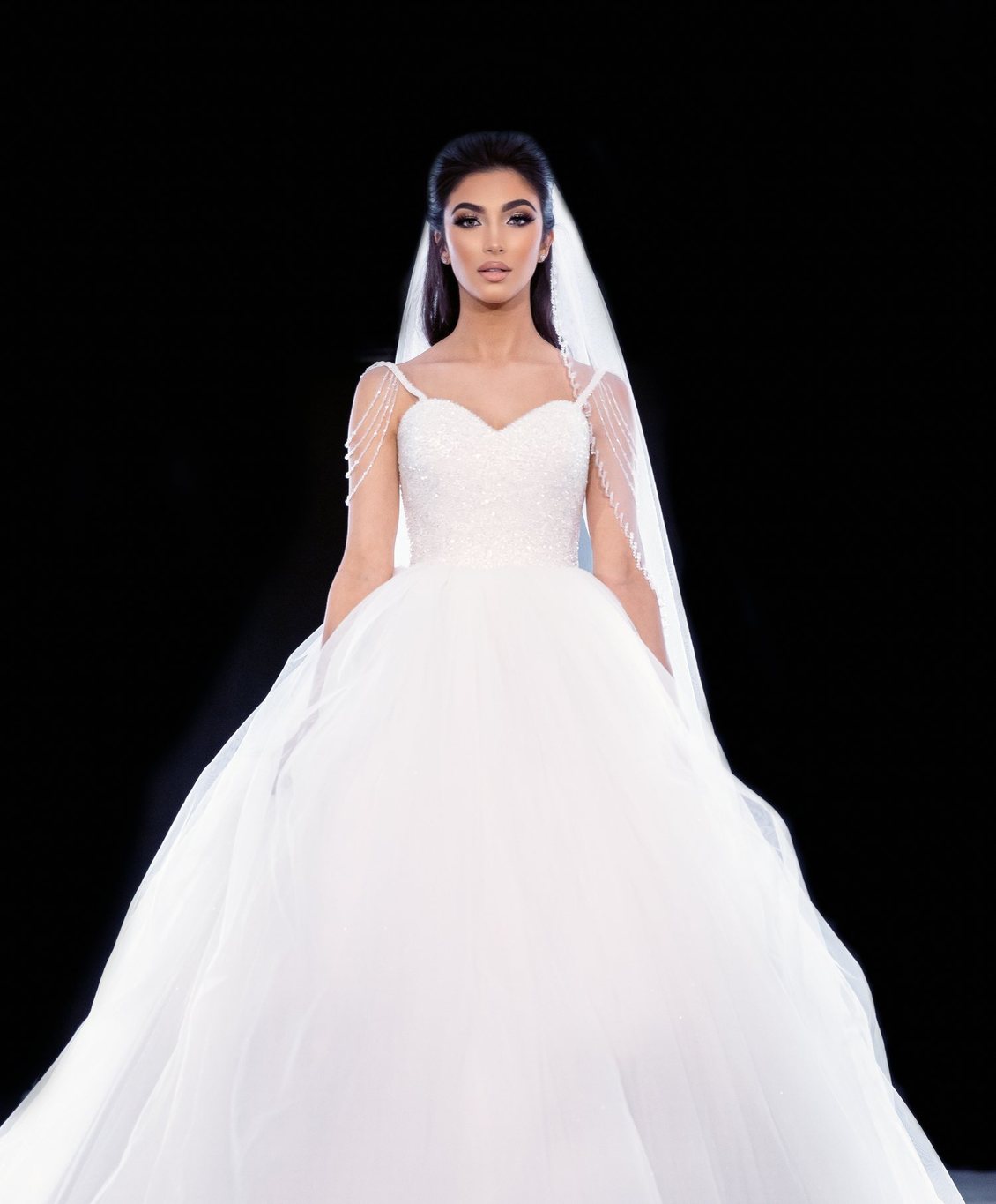 Robe de mariée en tulle, bustier perlé et voile, défilé Find Your Dresses