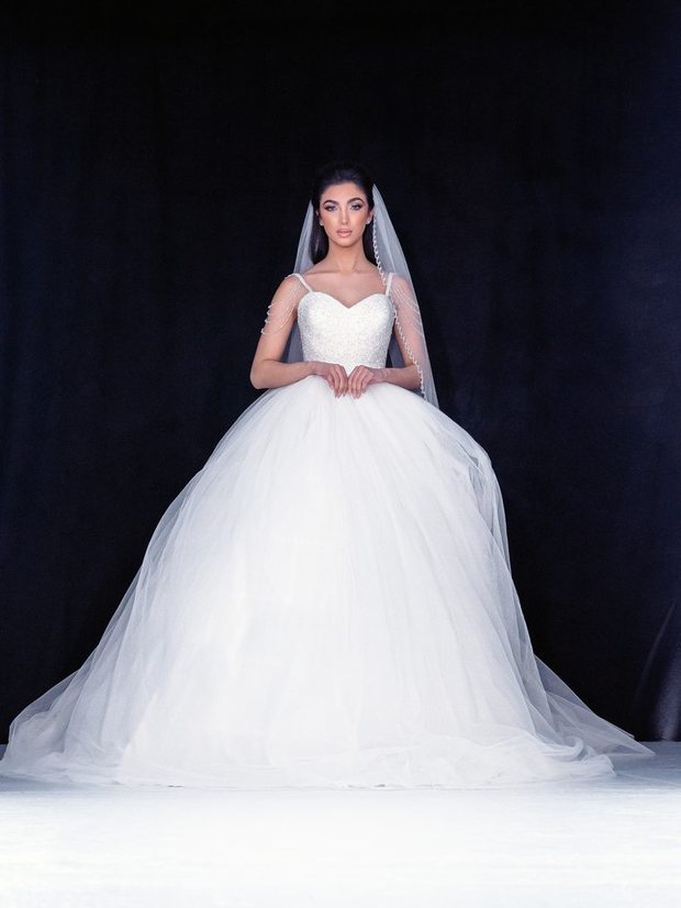 Robe de mariée en tulle et voile perlé sur le podium du Fashion Show Find Your Dresses