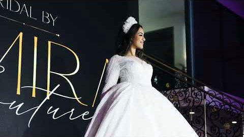 Une robe de mariée descendant l’escalier