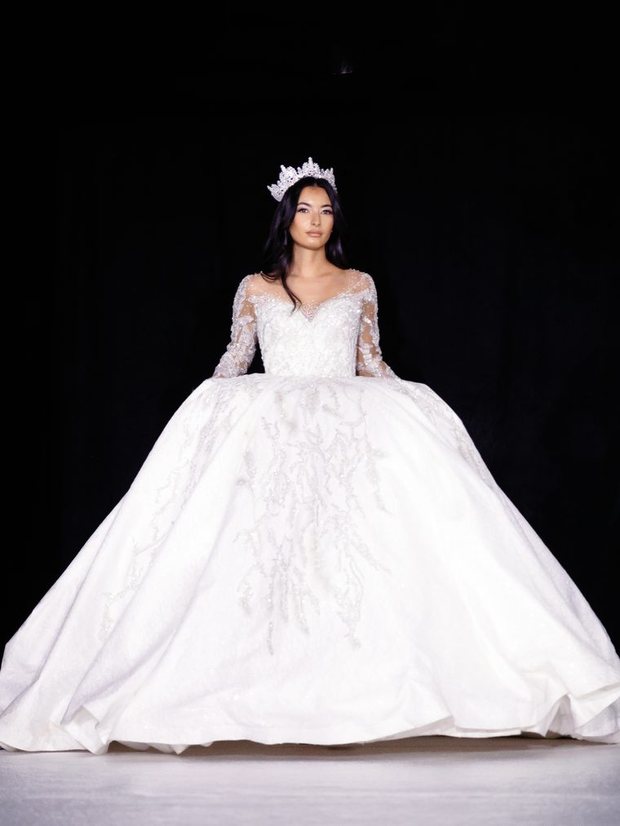 Robe de mariée brodée et diadème, Fashion Show Find Your Dresses