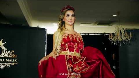 Une robe de cérémonie rouge sur le podium