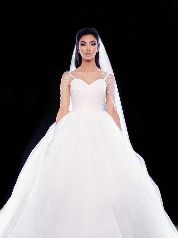 Mariée au voile de perles, robe à jupe de tulle