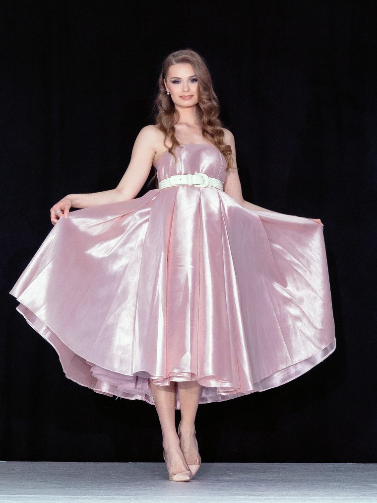 Mannequin sur le podium, défilé haute couture Find Your Dresses