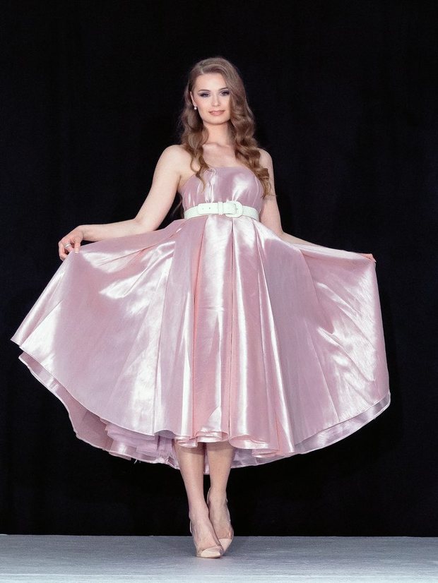 Mannequin sur le podium, défilé haute couture Find Your Dresses